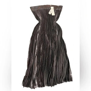 New York and Company silver metallic skirt. Size is an‎ extra large petite.